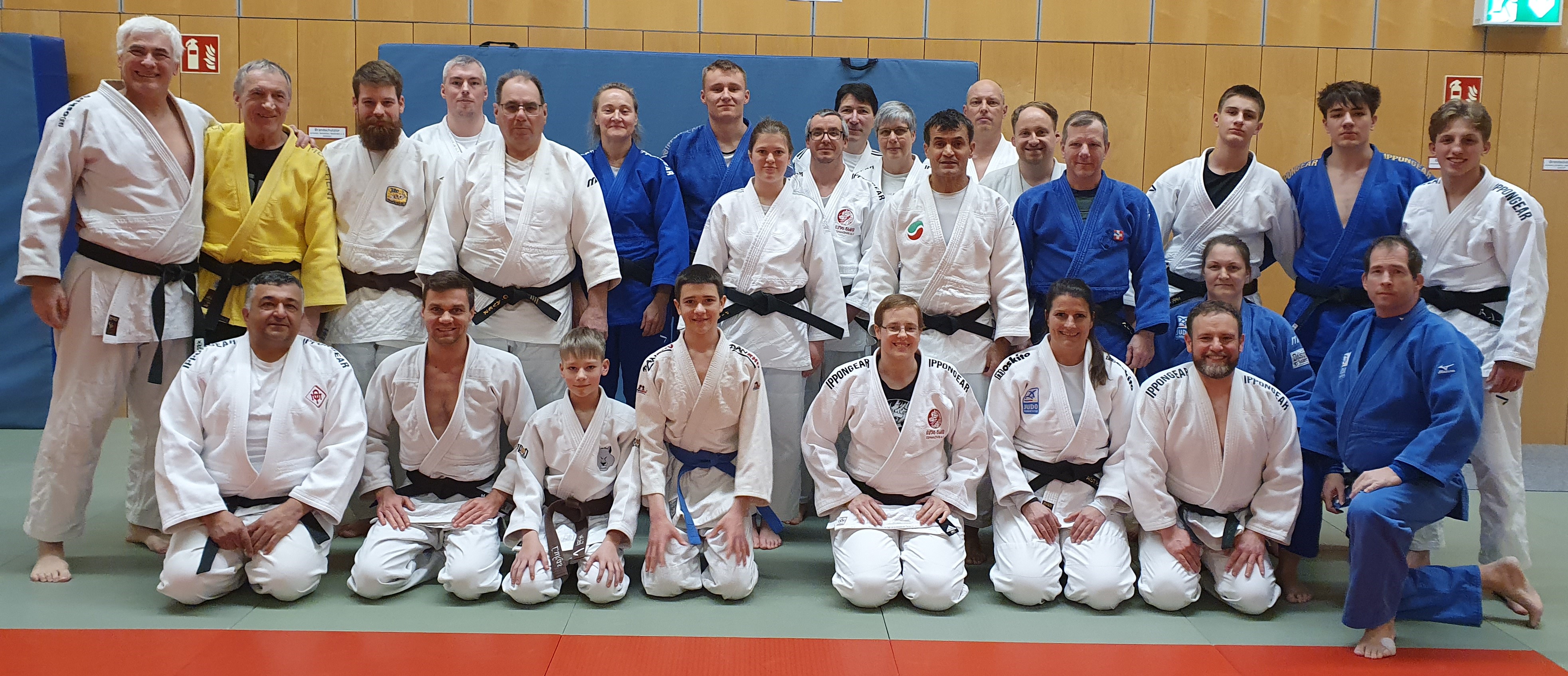 Die Lehgangsteilnehmer bei der Praxiseinheit.