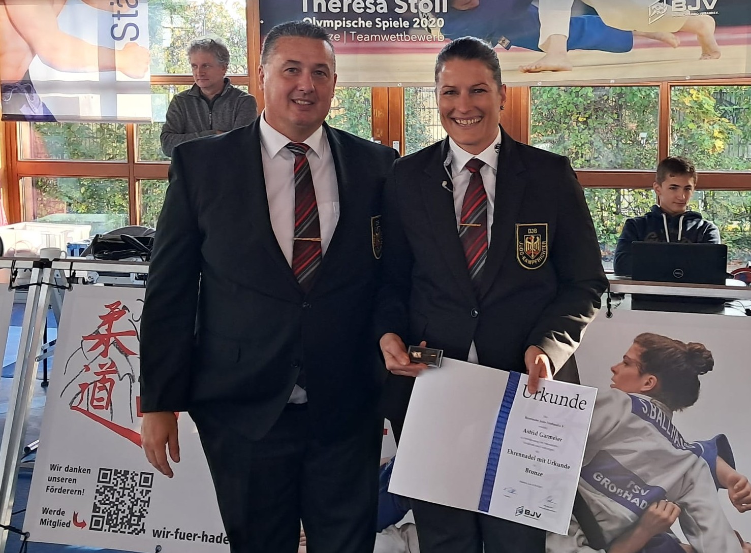 Astrid Garmeier bei der Ehrung mit Jürgen Neumaier