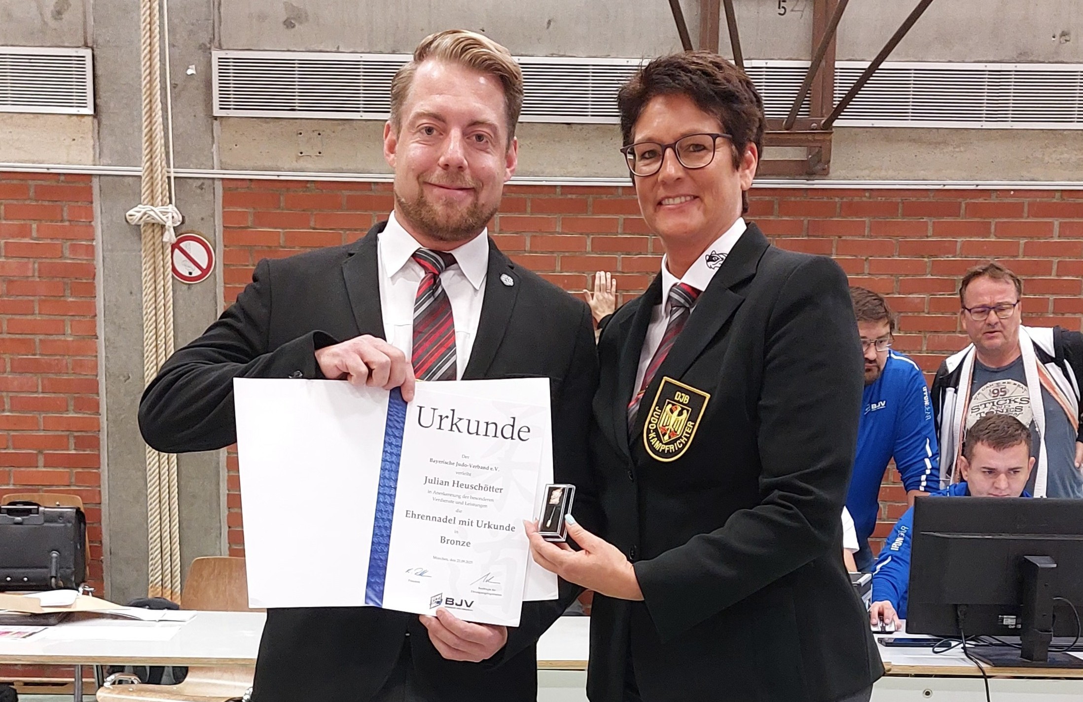 Julian Heuschötter mit Vize-Kampfrichterreferentin Manuela Kohlhofer