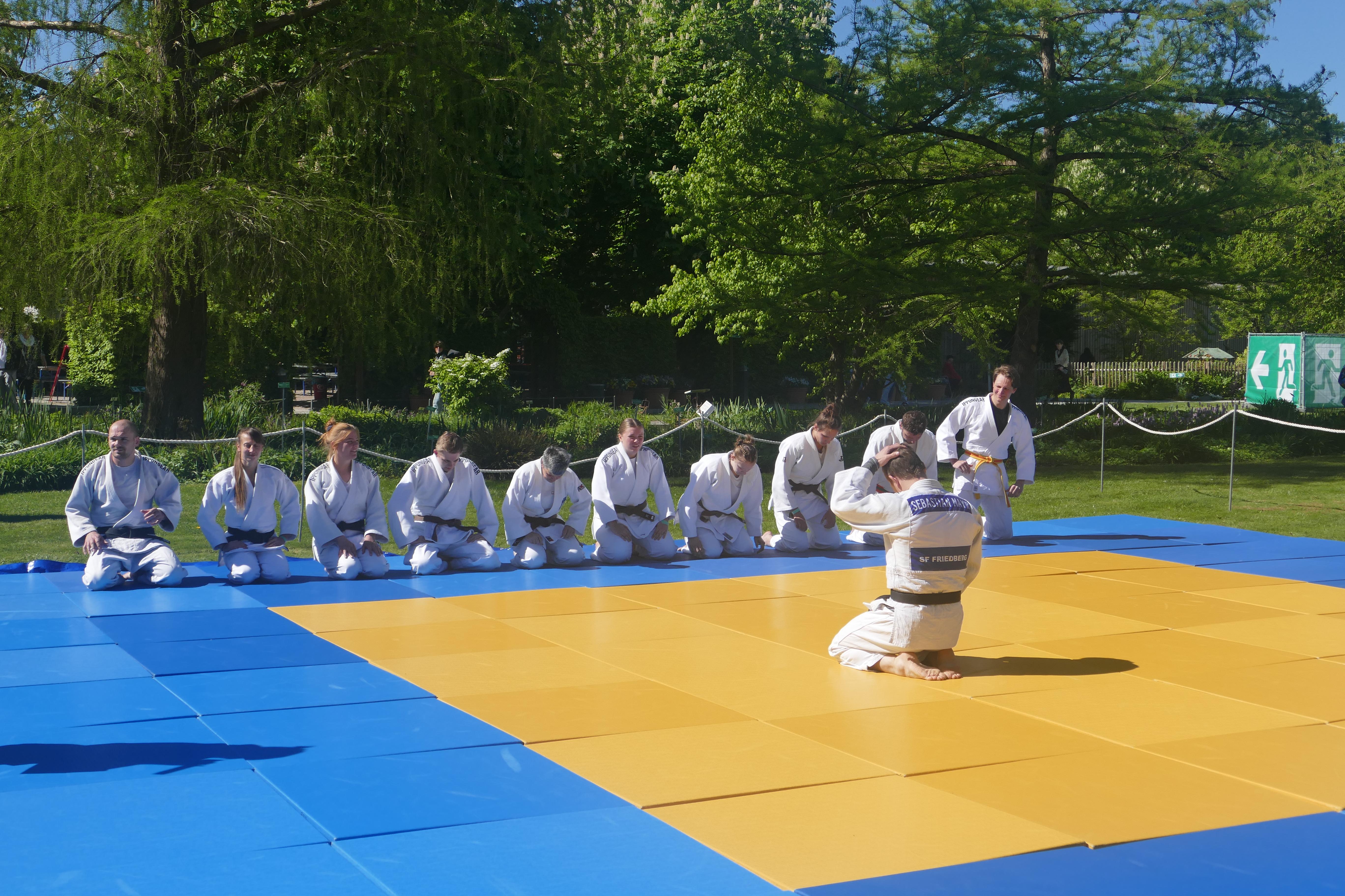 Japanisches Frühlingsfest im Botanischen Garten in Augsburg: Reges Interesse und viel Applaus für die Judoka