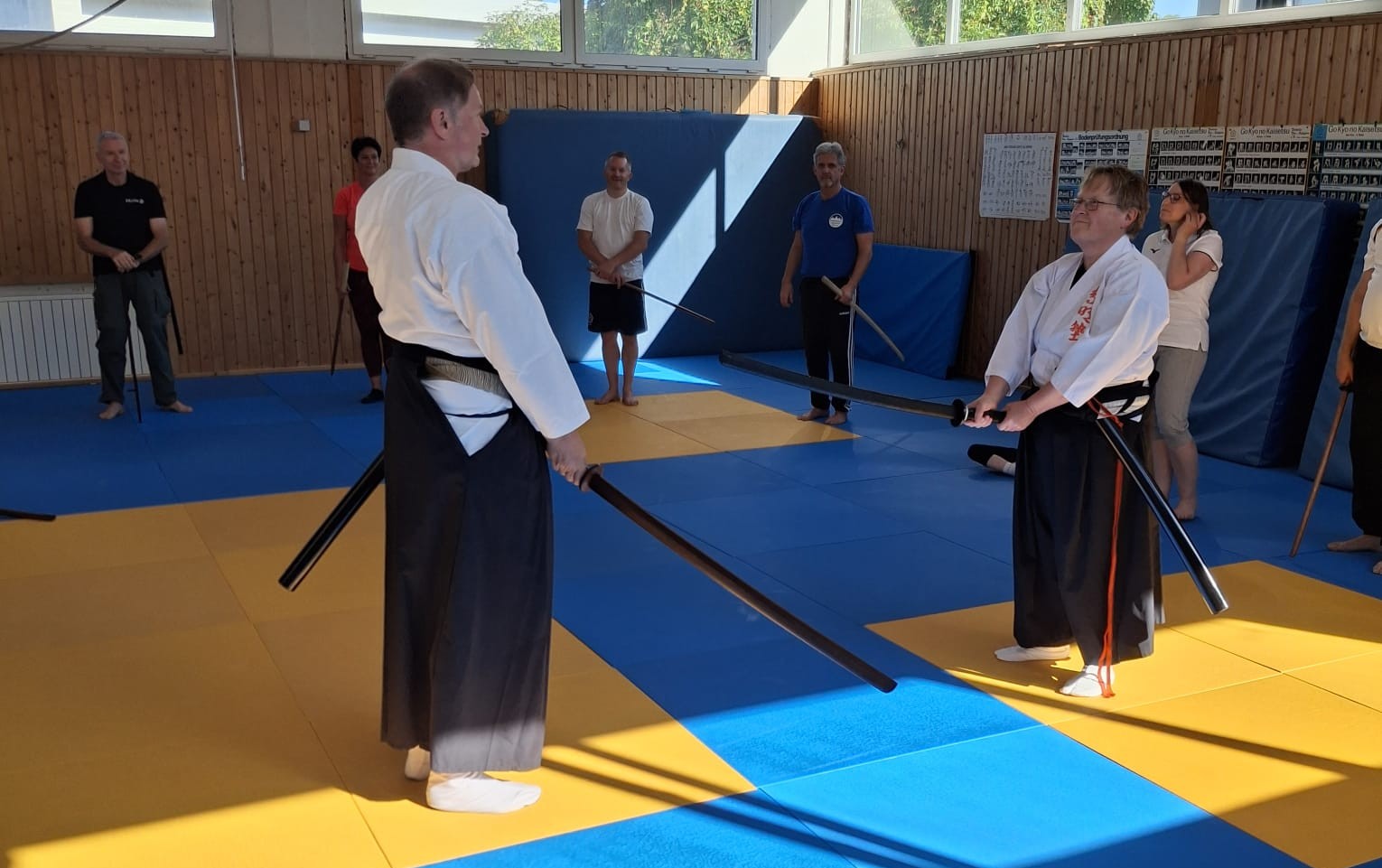 Mit Holzschwertern wurde trainiert.