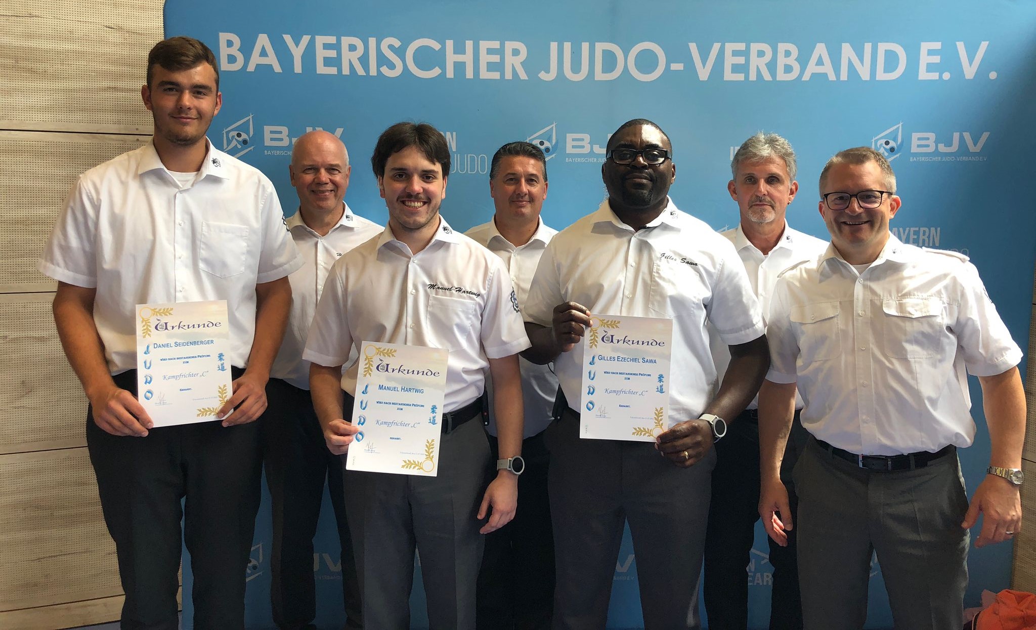 Die neuen C-Kampfrichter (vorne v.l.) Daniel Seidenberger,  Manuel Hartwig und Gilles Sawa mit Kamfprichterreferent Martin Jung und den Kommissionsmitgliedern (hinten v.l.) Hinnerk Hagenah, Jürgen Neumaier und Andreas Hempfling.