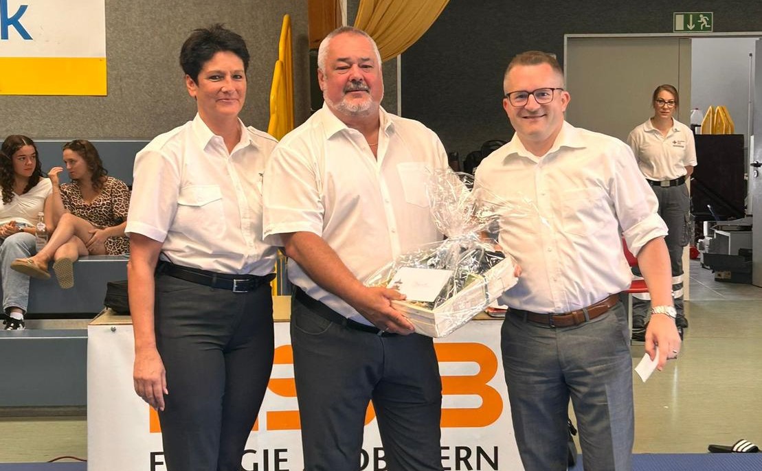 Manuela Kohlhofer und Martin Jung danken Bernd Röder (M.) für sein Engagement.