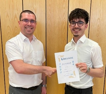 Paul Schnreiner (r.) erhält die Urkunde zur E-Lizenz von Sascha Seubert.