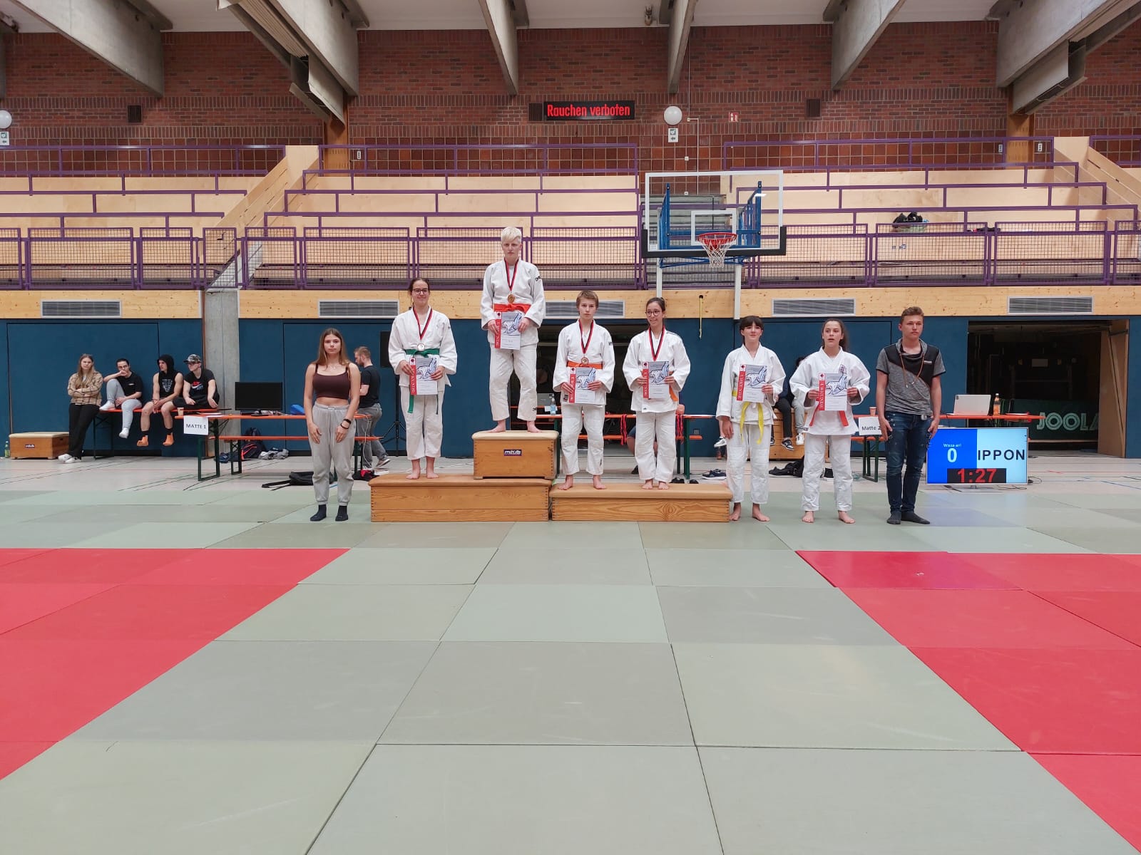 Silja Beer ( 4. v.l.) bei der Siegerehrung der klasse -57kg