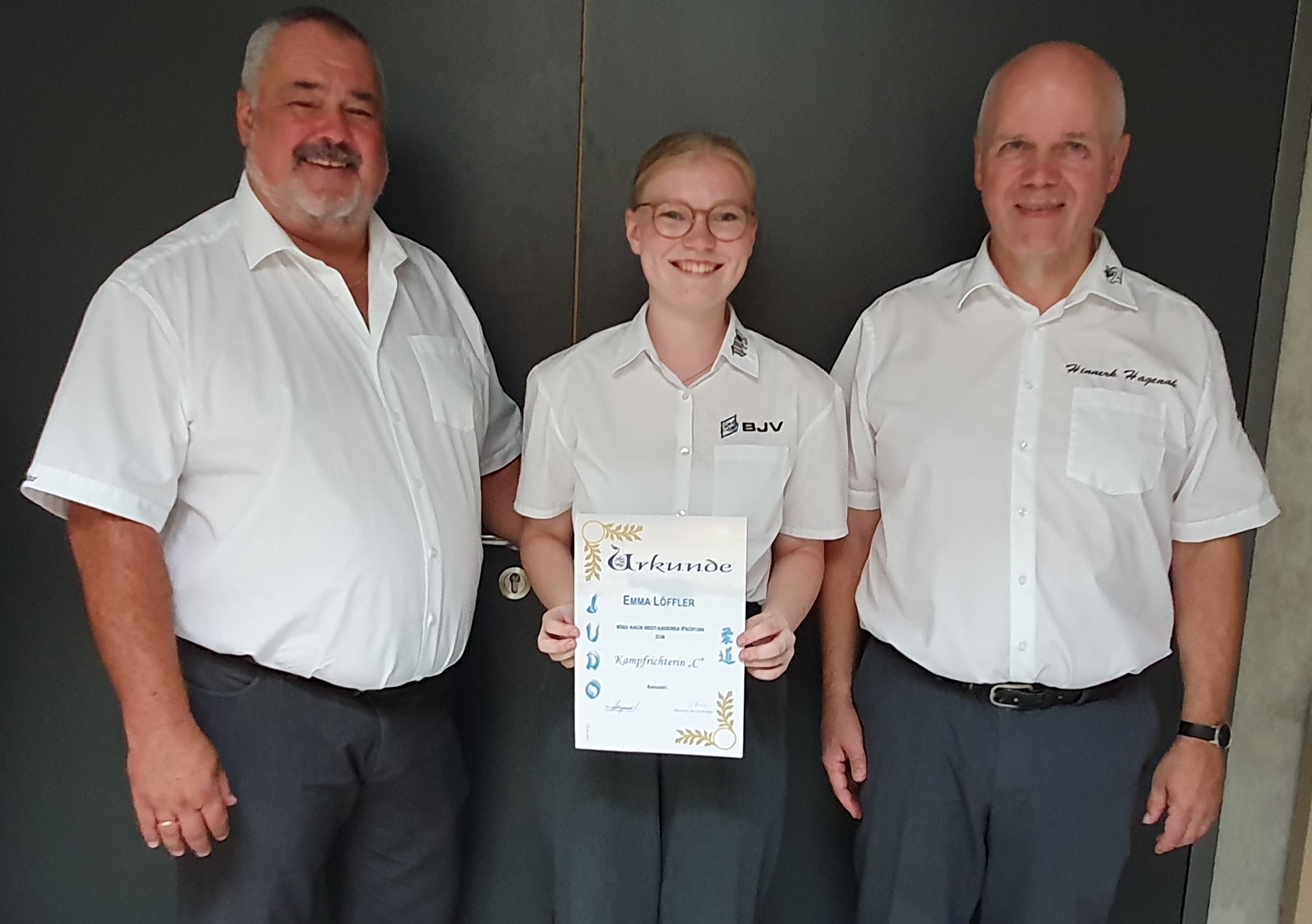 Die neue C-Kampfricherin Emma Löffler mit Hinnerk Hagenah und Bernd Röder.