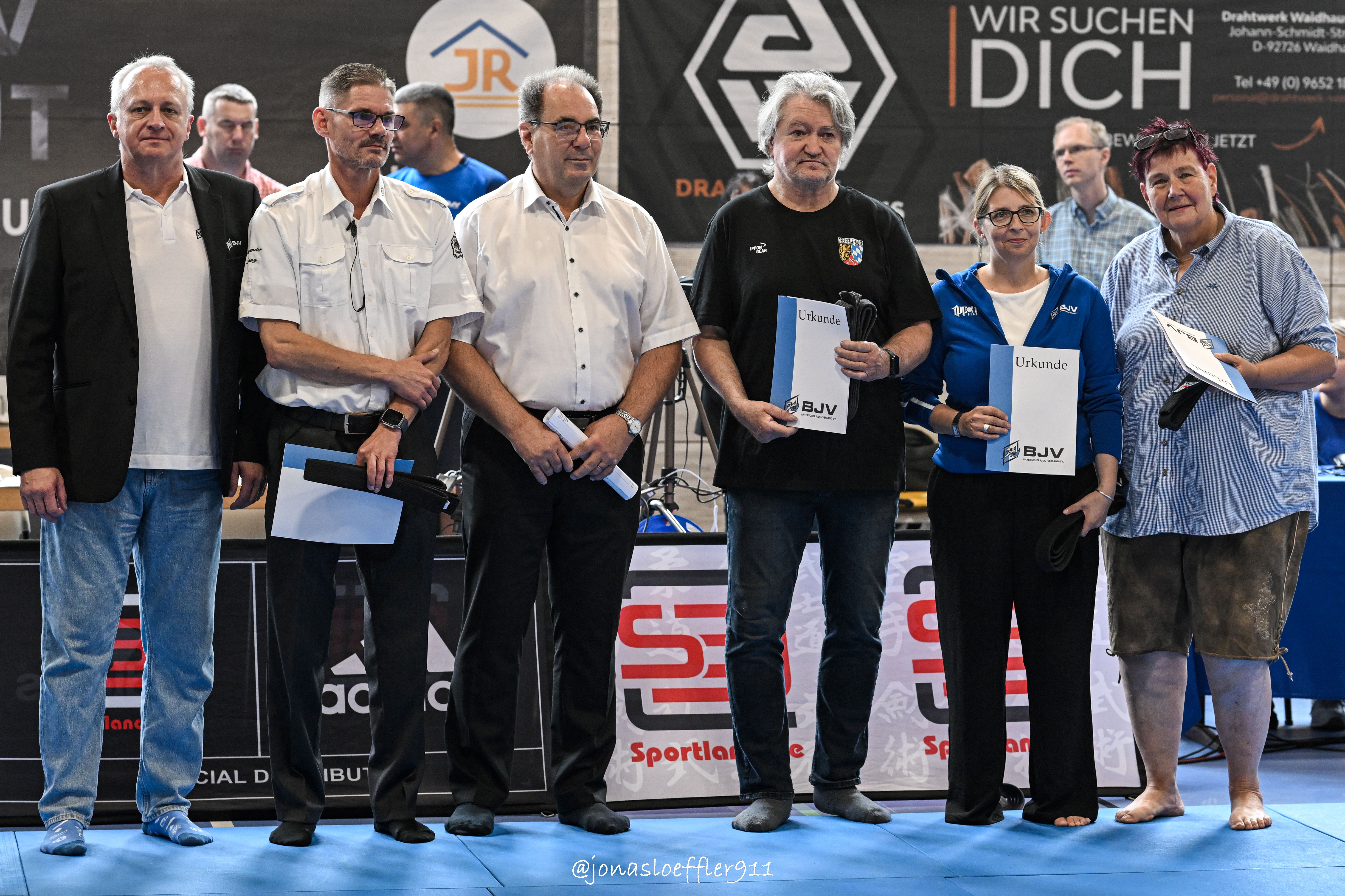 Die Geehrten gemeinsam mit Vertretern des BJV bei der feierlichen Übergabe von Urkunden und Dan-Graden 📸 Foto: @jonasloeffler911