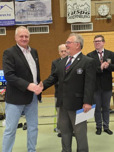 Ehrennadel in Gold mit Kranz für Norbert Bickel