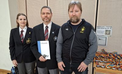 Eine goldene Ehrennadel und eine D-Lizenz