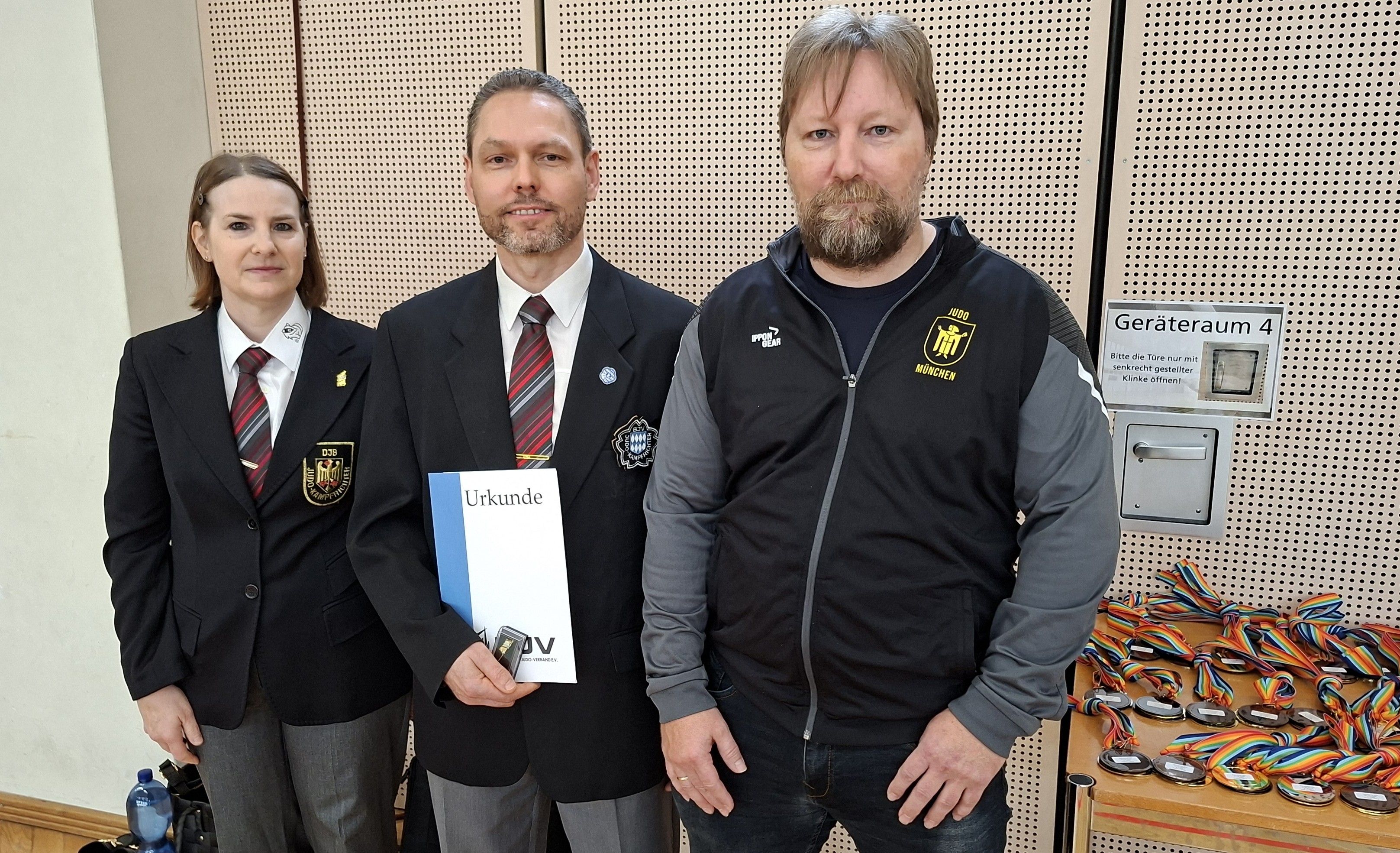 Goldene Ehrennadel: (v.l.) KR-Obfrau Ingrid Zeilinger, Jochen Hassold und Bezirksvorsitzender Andreas Hofreiter.