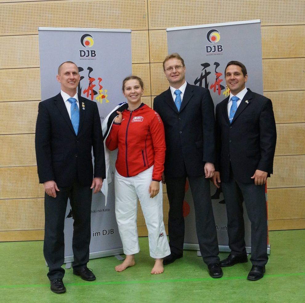 Aus Bayern: Helene Weinmann, DJB Katareferent Stefan Bernreuther und DJB Wertungsrichter Magnus Jezussek. Und DJB Kata-Headcoach Sebastian Frey.