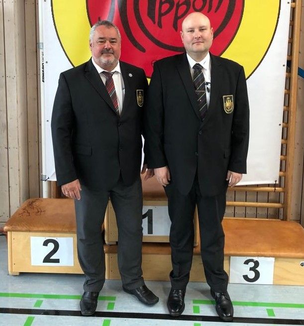 Bernd Röder, stellvertretender Kampfrichterreferent, gratuliert dem neuen DJB-B-Kampfrichter Christian Dorfner (r.).
