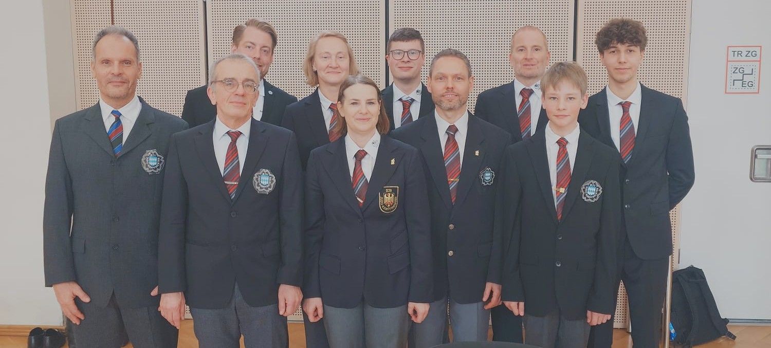 Der neue D-Kampfrichter Peter Scheufele (r.) mit dem Münchner Kampfricherteam