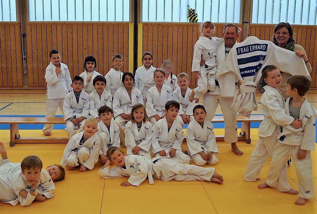 Übergabe des Judoanzugs an Schulleiterin Esther Erhard durch Abteilungsleiter Detlef Staffa (DJK Aschaffenburg)