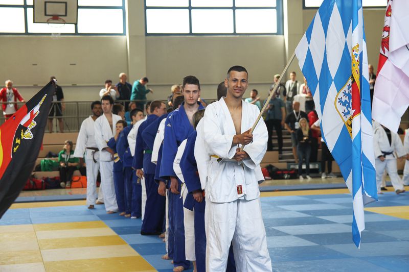 ID-Judoka stehen zusammen